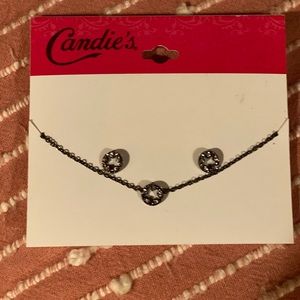 Necklace and earrings set.